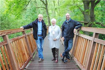Über die Sanierung der Liebesbrücke freuen sich Jörn Deharde vom Bauamt Hagen, Hagens  Ortsvorsteherin Giesela Schwertfeger und Stephan Struß, Ortsvorsteher von Kassebruch (von links).