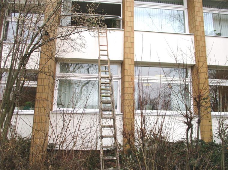 Unbekannte brechen in Gaußschule ein - Und lassen Leiter stehen Über diese Holzleiter sind die Täter in die Schule eingebrochen.
