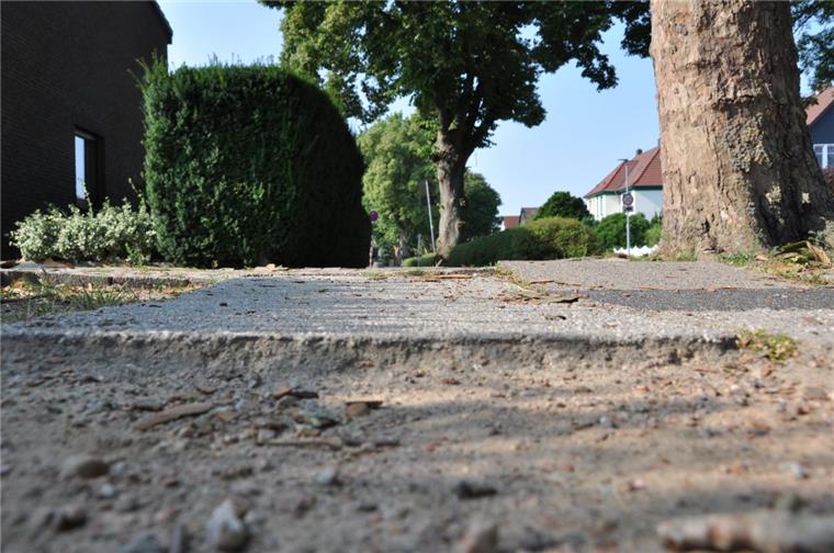 Stolperfallen in Nordenham: Renter stürzt und verletzt sich Über diese scharfe Kante ist Herbert Mönnich aus Nordenham gestürzt.