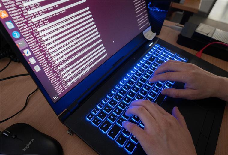Polizei warnt vor falschem Microsoft-Support Eine Wissenschaftlerin des Landeskriminalamt Niedersachsen arbeitet an Computerbildschirmen. Die Einnahmen von Cyberkriminellen durch Erpressungsangriffe sind im vergangenen Jahr trotz einer gestiegenen Anzahl von Attacken weltweit um 40 Prozent gesunken. (zu dpa «Studie: Einnahmen von Cyber-Kriminellen mit Erpresserangriffen sinken»). +++ dpa-Bildfunk +++