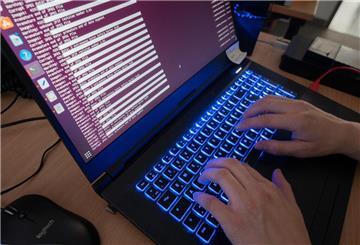 Eine Wissenschaftlerin des Landeskriminalamt Niedersachsen arbeitet an Computerbildschirmen. Die Einnahmen von Cyberkriminellen durch Erpressungsangriffe sind im vergangenen Jahr trotz einer gestiegenen Anzahl von Attacken weltweit um 40 Prozent gesunken. (zu dpa «Studie: Einnahmen von Cyber-Kriminellen mit Erpresserangriffen sinken»). +++ dpa-Bildfunk +++