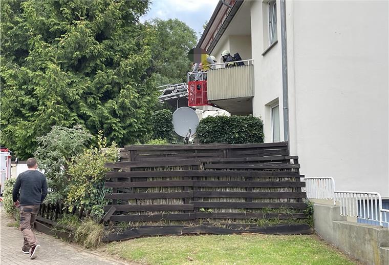 Flammen im Keller: Feuerwehr rettet eingeschlossene Menschen Über eine Drehleiter wird eine Person in Sicherheit gebracht.