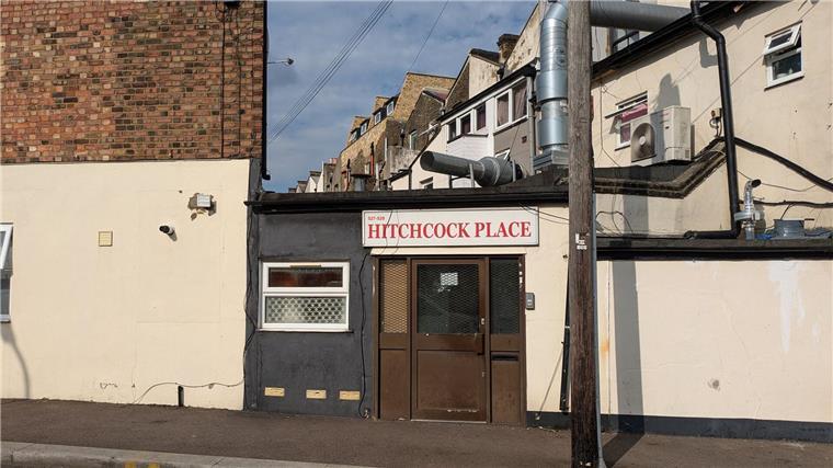 Über einem Hauseingang im Londoner Stadtteil Leytonstone erinnert ein Schild mit der Aufschrift „Hitchcock Place“ an den legendären Regisseur Alfred Hitchcock.