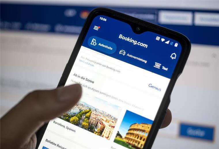 Gefälschte Buchungs-Chats: So versuchen Kriminelle, deine Daten zu klauen App «booking.com» ist auf einem Smartphone zu sehen. Gefälschte Nachrichten über den Booking.com-Chat wirken täuschend echt – und zielen auf sensible Zahlungsdaten.