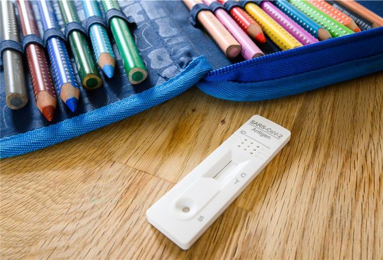 Neue Schulwoche startet in Niedersachsen mit reduzierter Corona-Testpflicht Über längere Zeit wurden die Corona-Regeln an Schulen eher verschärft als gelockert. Nun geht es in Niedersachsen in die andere Richtung. Die Lockerungen erfolgen in mehreren Stufen.