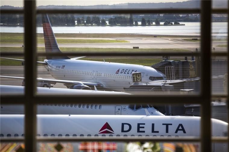 Flugzeug lässt Treibstoff über US-Schulen ab - 40 Verletzte Über Los Angeles musste ein Flugzeug von Delta Airlines Kerosin ablassen.