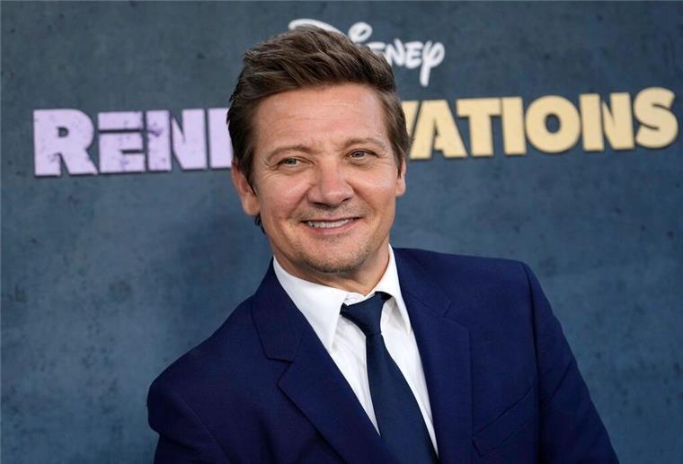 Jeremy Renner joggt und hüpft zehn Monate nach Unfall Über seine sozialen Medien informiert Jeremy Renner häufiger über seinen Genesungsprozess.