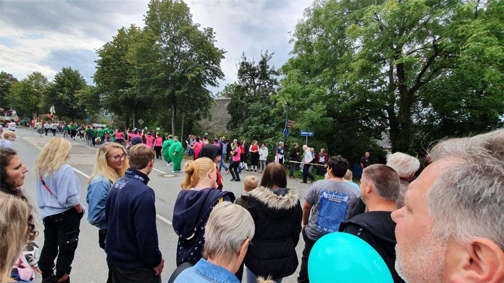 Über so viele Zuschauer staunte selbst so mancher Midlumer. Foto: Leuschner