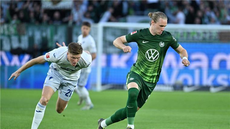Wimmer vor Wolfsburg-Abgang? „Immer Gespräche und Gerüchte“ Über Wolfsburgs Patrick Wimmer (r) gibt es immer wieder Transferspekulationen.
