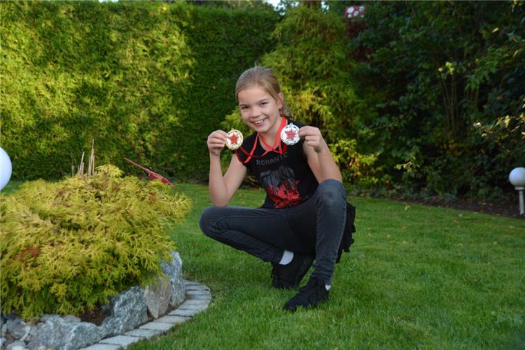 Über zwei neue Medaillen kann sich die neunjährige Mara aus Schiffdorf freuen. 