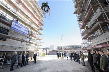 Über zwei neuen Wohnhäusern des Oceon-Komplexes an der Barkhausenstraße wurde am Freitag der Richtkranz aufgezogen. Die insgesamt 48 Wohnungen sind bereits an den Hamburger Immobilienfonds Mondial verkauft worden. Foto Masorat
