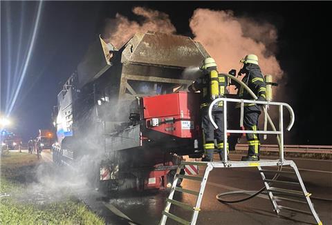Schwertransporter brennt