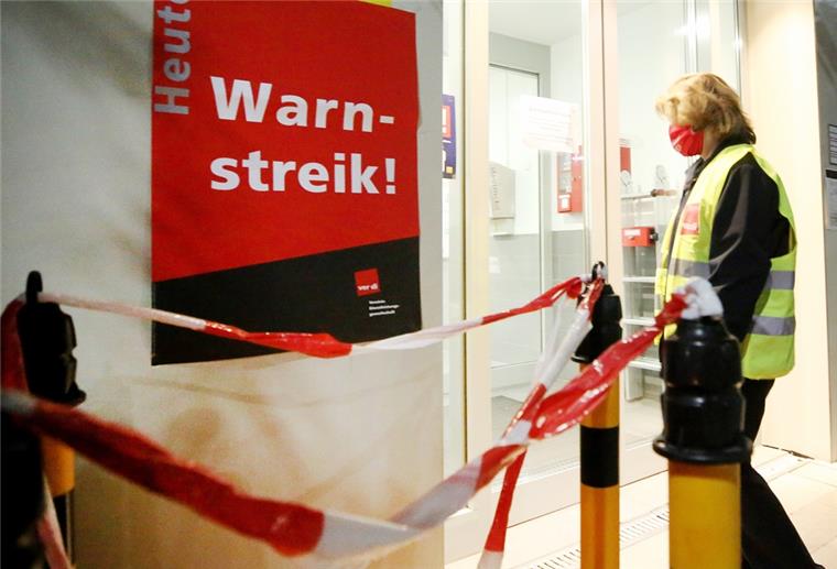 Warnstreiks im öffentlichen Dienst massiv ausgeweitet Frau mit gelber Weste vor Flatterband