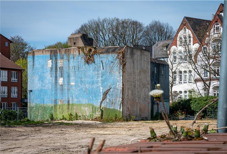 Überall in der Stadt verteilt gibt es zwar noch Bunker, aber sie können nicht mehr für den Zivilschutz genutzt werden. Der Betonklotz an der Wurster Straße soll abgerissen werden. Foto Scheschonka