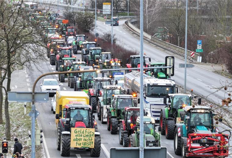 Polizei löst Bauernproteste auf A1 auf - Strafverfahren eingeleitet Überall in Deutschland kommt es zur Sperrung von Autobahnen durch Traktoren.