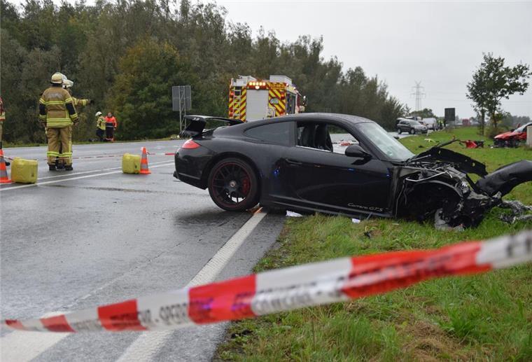 Porsche prallt auf VW: Zwei Tote bei schrecklichem Unfall auf der B212 Unfallszene