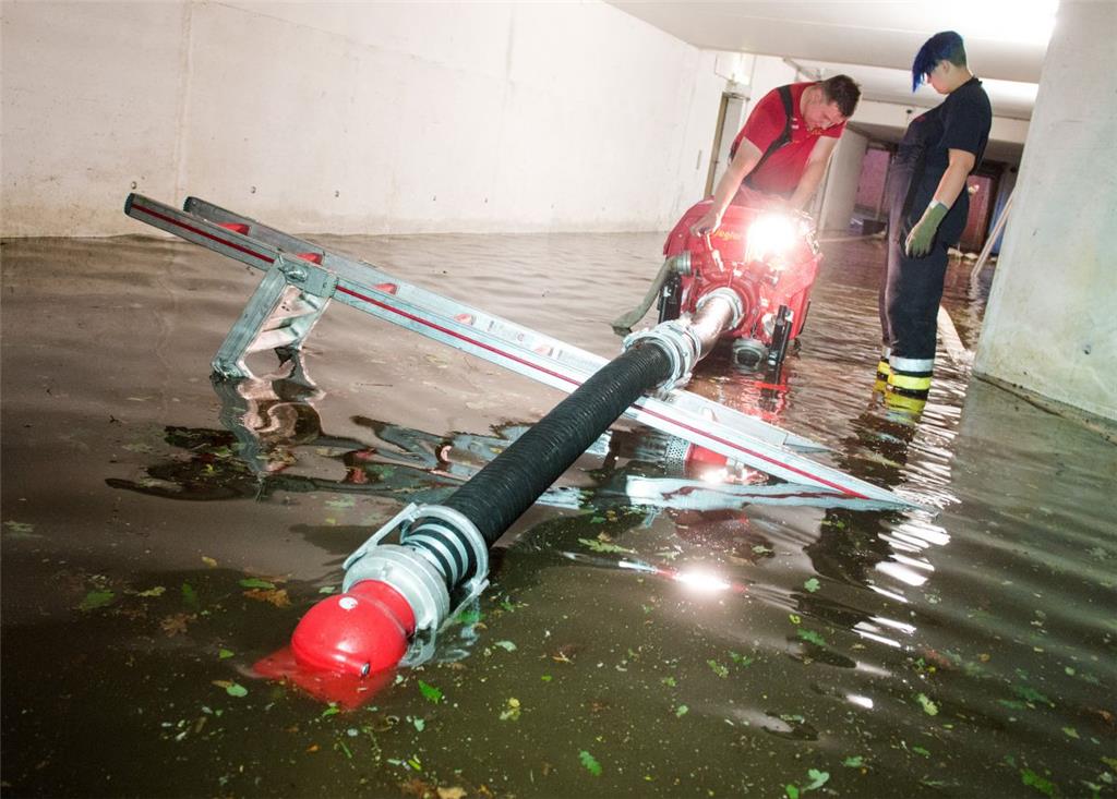 Überall Wasser: Feuerwehrleute pumpen in Hamburg-Volksdorf eine mit Wasser vollg...