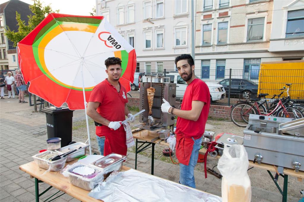 Überall wurden Köstlichkeiten serviert.