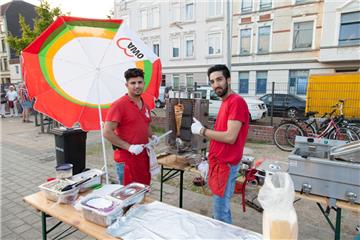 Überall wurden Köstlichkeiten serviert.