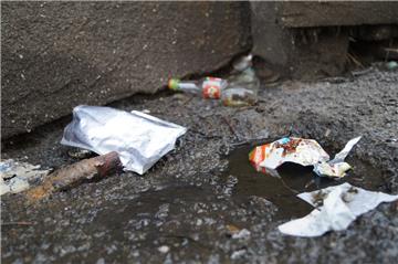 Überbleibsel von Silvester? In der Weichselstraße in Lehe liegen ein alter Böller, Plastikverpackungen, Glasflaschen.