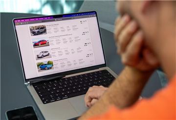 Ein Mann blickt auf die Webseite ev-database.org.  Überblick im E-Auto-Markt: Die Website „EV-Database.org“ katalogisiert die auf dem deutschen Markt verfügbaren oder ehemals verfügbaren Massenmodelle.