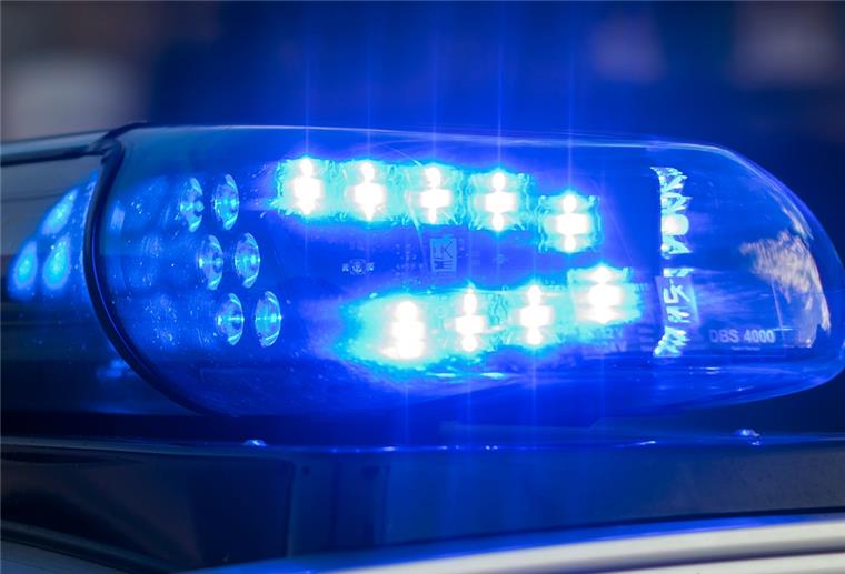 Beverstedt: Zwei Männer überfallen Tankstelle Das Blaulicht auf einem Fahrzeug der Polizei leuchtet in der Dunkelheit.