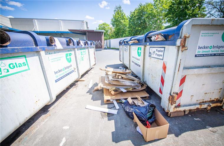 Diese Müllcontainer werden in Bremerhaven abgebaut Überfüllte Papier- und Pappcontainer auf dem Gelände des Edeka-Centers Vagts in Bremerhaven- Geestemünde.