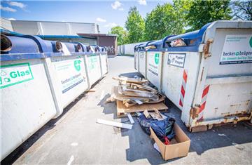 Überfüllte Papier- und Pappcontainer auf dem Gelände des Edeka-Centers Vagts in Bremerhaven- Geestemünde.
