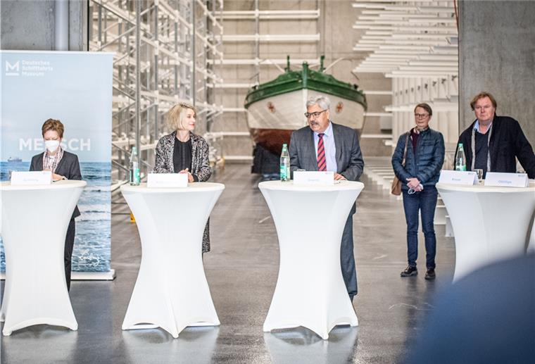 Neues Forschungsdepot startet durch Übergabe des DSM-Forschungdepots mit Abstand vor dem Eingang zum 800 Quadratmeter großen Hauptlager (von links): Wissenschaftssenatorin Dr. Claudia Schilling, DSM-Direktorin Dr. Sunhild Kleingärtner, OB Melf Grantz sowie die Architekten Astrid Ottilige und Jens Kruse.