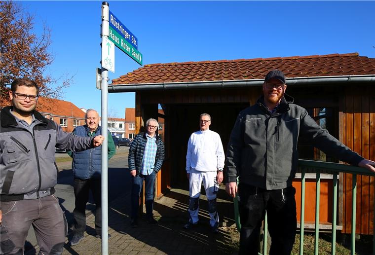 Tradition des Burhaver Bushäuschens fortgesetzt Übergabe des geretteten Bushäuschens: Tim Schultze (von links), Hannes Hausburg, Ralph Krümpelmann, Andreas Rohde und Jan Timmermann vor dem renovierten Wartehäuschen.