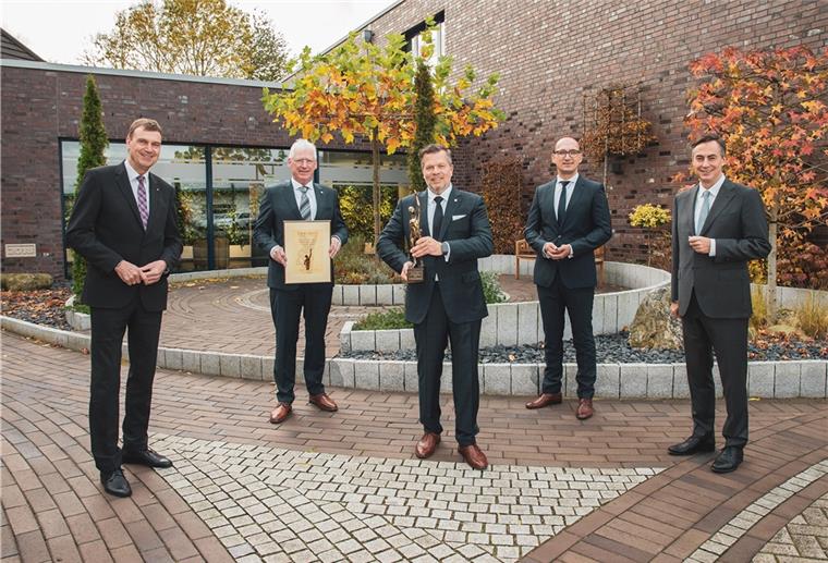 Firma Wähler aus Dorum erhält den Großen Preis des Mittelstandes Übergabe des Preises unter strengen Corona-Auflagen in Dorum (von links): Landrat Kai-Uwe Bielefeld, Wähler-Geschäftsführer Frank von der Geest, Gesellschafter Ulrich Seier, Wähler-Geschäftsführer Aiko Röder und David McAllister, Europa-Parlamentarier aus Bad Bederkesa.