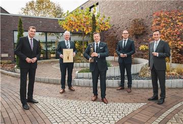 Übergabe des Preises unter strengen Corona-Auflagen in Dorum (von links): Landrat Kai-Uwe Bielefeld, Wähler-Geschäftsführer Frank von der Geest, Gesellschafter Ulrich Seier, Wähler-Geschäftsführer Aiko Röder und David McAllister, Europa-Parlamentarier aus Bad Bederkesa.