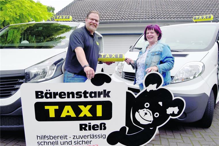 Langener übernimmt Taxiunternehmen in Bad Bederkesa Übergabe: Michael Brümmer, Inhaber des „Taxenruf Geestland“, übernimmt von Rita Rieß den gleichnamigen Taxibetrieb in Bad Bederkesa.