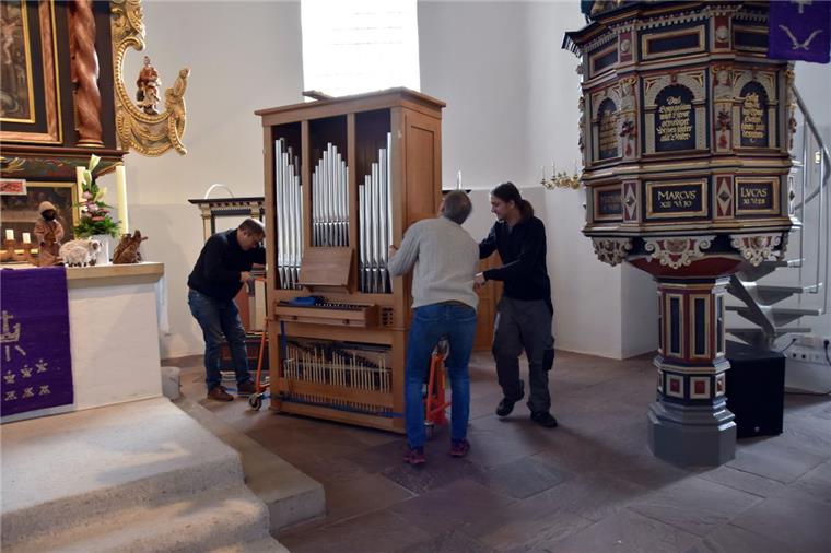 Sittensen: Gottesdienste mit der Heimorgel Übergangsweise hat der Orgelbaumeister die eigene, kleine Hausorgel der Kirchengemeinde zur Verfügung gestellt. Es war allerdings nicht einfach, einen geeigneten Standort im Altarraum zu finden.