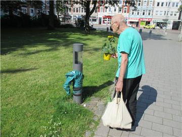 Überhaupt kein Verständnis für die Zerstörungswut haben  die Passanten im Park. Die demolierten Lampen gehen zu Lasten der Steuergelder.