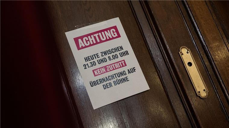Eine Nacht auf der Theaterbühne - Aktion gegen Kürzungen „Übernachtung auf der Bühne“