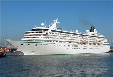 Überraschende Ankunft in Bremerhaven: Die „Crystal Symphony“ wird überholt.