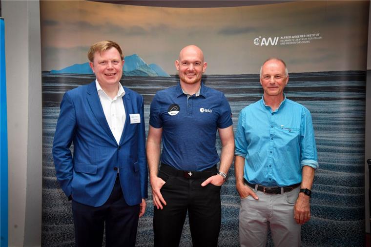 Überraschung: Astronaut Alexander Gerst (Mitte) stattet Bremerhaven einen Besuch ab.