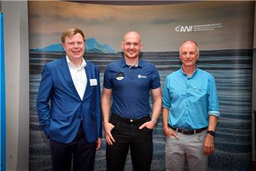 Überraschung: Astronaut Alexander Gerst (Mitte) stattet Bremerhaven einen Besuch ab.