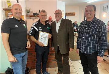 Überraschung geglückt: Wilfried Roes (Zweiter von links) wurde von Heiko Wiehn (Zweiter von rechts) und Jörg Schmitz (rechts) vom NFV-Kreis Cuxhaven mit der Goldenen Ehrennadel geehrt, sehr zur Freude von FC-Vorstand Marco Vehrenkamp (links).