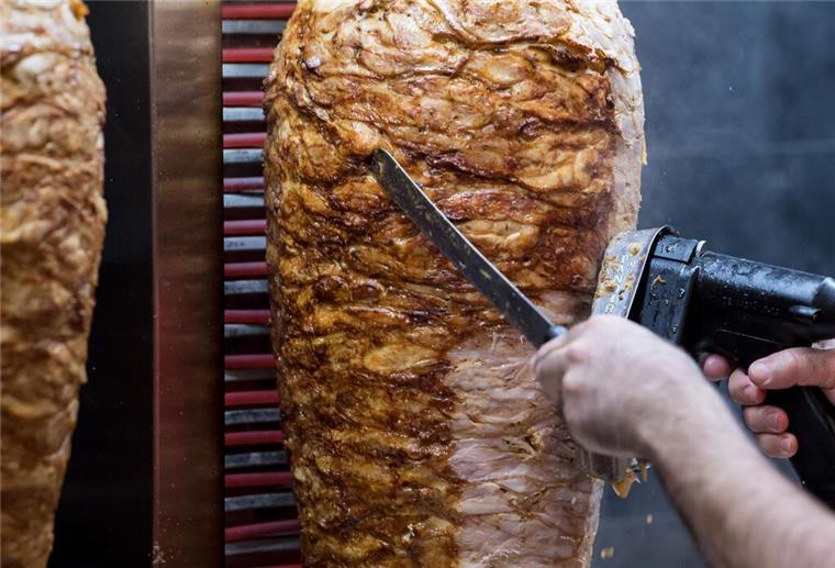 Bundespräsident Steinmeier reist mit Dönerspies in die Türkei „Überraschung von Steinmeier: Er kommt mit 60 Kilo Döner in die Türkei“ (Symbolbild).