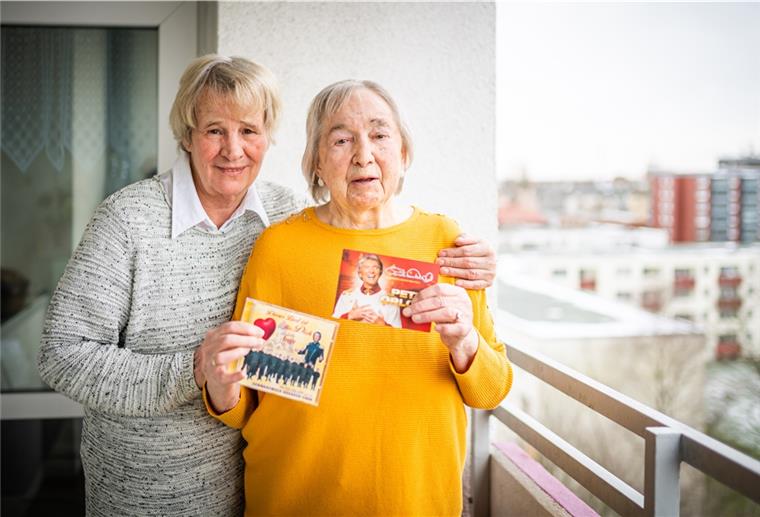 Peter Orloff gratuliert persönlich zum Geburtstag Überraschung zum 90. Geburtstag: Hildegard Brennecke (links) besorgte für Ingeborg Stock einen Gruß des von ihr verehrten Sängers Peter Orloff.