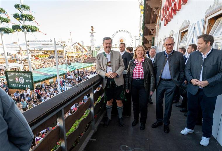 Überraschungsbesuch auf der Wiesn: Bundeskanzler Friedrich Merz (CDU) ist auf dem Oktoberfest aufgetaucht.