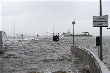 Überschwemmung an der Seebäderkaje. 