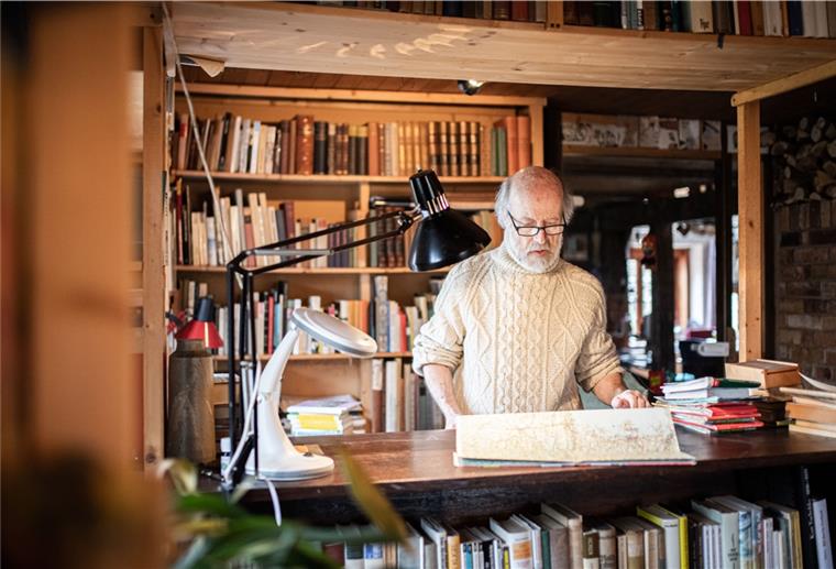 Padingbütteler übersetzt Buch eines KZ-Insassen Übersetzer Michael Lehmann aus Padingbüttel hat autobiografische Erzählungen des Holocaust-Überlebenden Bernard Gotfryd vom Englischen ins Deutsche übertragen. Foto: Hartmann