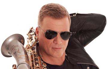 Überzeugt nicht nur mit dem Saxophone, sondern auch mit seiner Stimme: Gentleman Dee singt Coversongs von Robbie Wiliams, über Frank Sinatra, Michael Bublè bis zu Udo Jürgens.