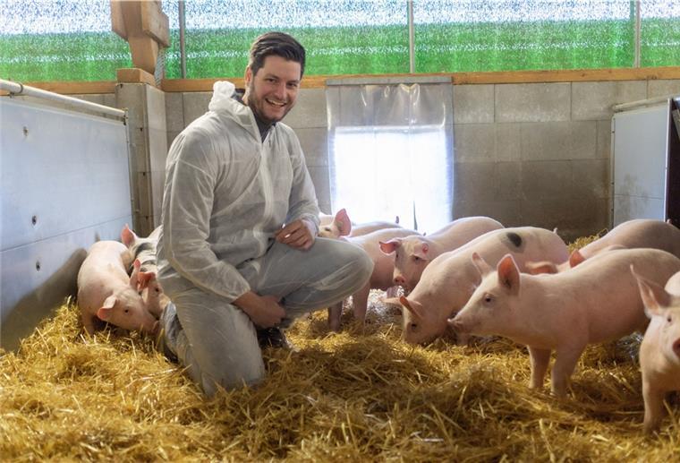 So schmeckt Heimat Jan-Peter Mehring mit einem Schutzanzug in einem Schweinestall.