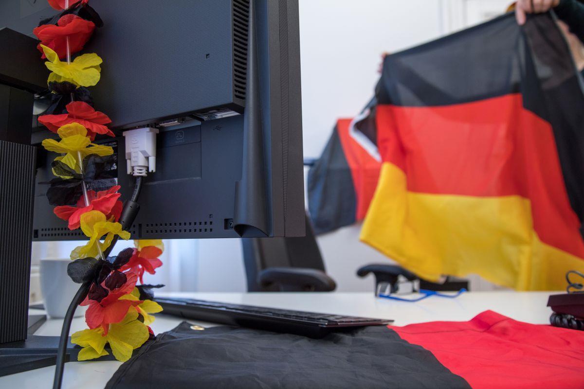 Die WM am Arbeitsplatz: Es gibt kein Recht auf Fußball! Übrigens: Der Arbeitsplatz darf nur zur WM geschmückt werden, wenn der Arbeitgeber das erlaubt.