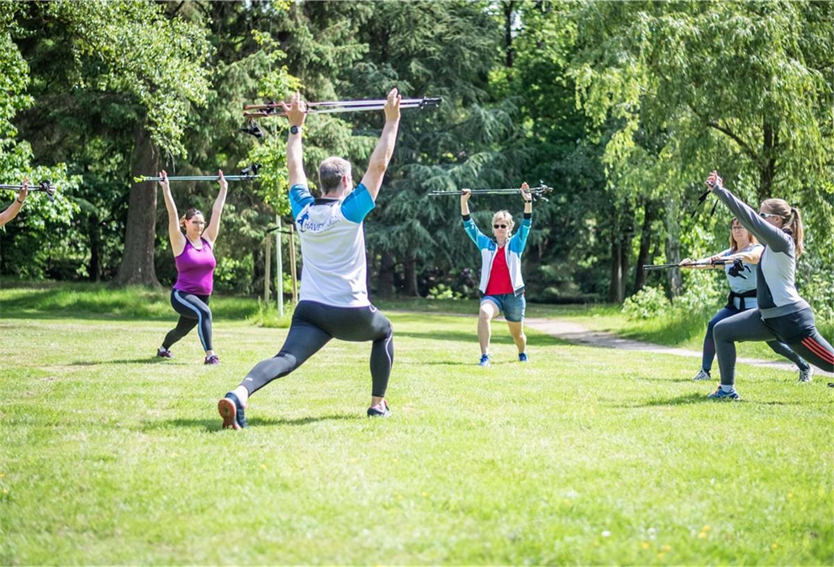 Bremerhaven: Sport trotz strenger Regeln Übungsleiter Fred Ludwig von Havenyoga und seine Teilnehmerinnen absolvieren verschiedene Yogaübungen mit Nordic-Walking-Stöckern.