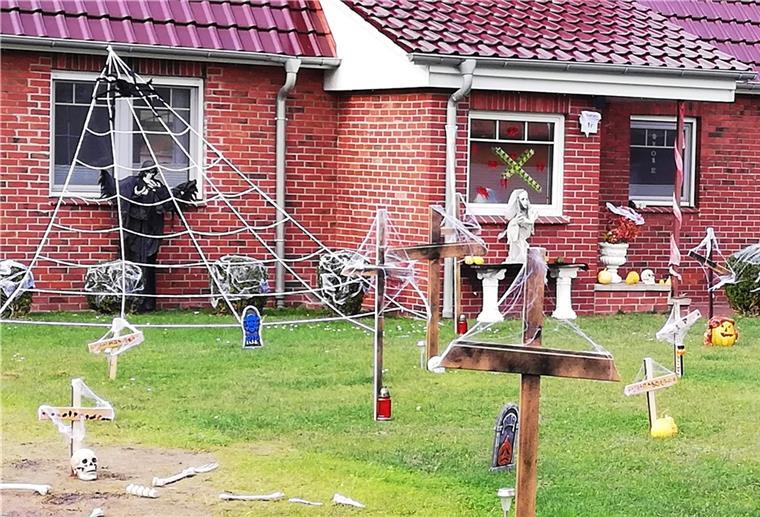 Üppig dekoriert ist dieser Vorgarten an der Elbinger Straße.